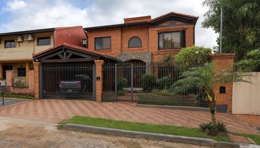 Casa de 4 habitaciones en suite en Asunción zona colegio Goethe 