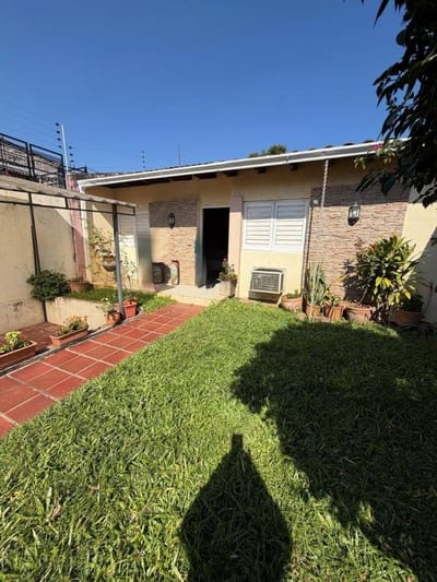 Venta de casa con piscina en barrio Cero Cora Lambare