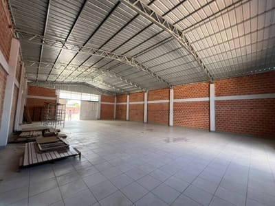 GALPON COMERCIAL EN ALQUILER A ESTRENAR SOBRE AVENIDA Z/NORTE 8VO ANILLO
