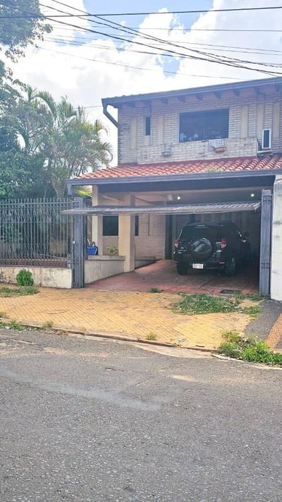 Casa 4 dorm. sobre calle Lapacho | Hipódromo