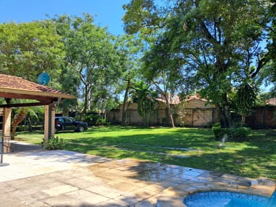 AMPLIA CASA EN SAN BERNARDINO - SOBRE AVENIDA