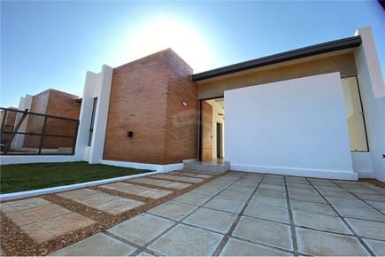 chalet a estrenar Bº Laurelty 