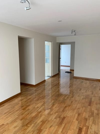 CÉNTRICO DEPARTAMENTO-2 DORMITORIOS-BALCÓN-VISTA A CALLE-PISO 12-COCHERA
