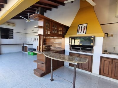 VENDO RESIDENCIA EN ESQUINA – BARRIO KENNEDY, LAMBARÉ