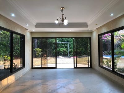 EN ALQUILER, AMPLIA RESIDENCIA, A PASOS DE CASA RICA LOS LAURELES.