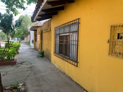 AMPLIA CASA CON BUEN FRENTE EN UNA DE LAS MEJORES ZONAS DE SANTA CRUZ