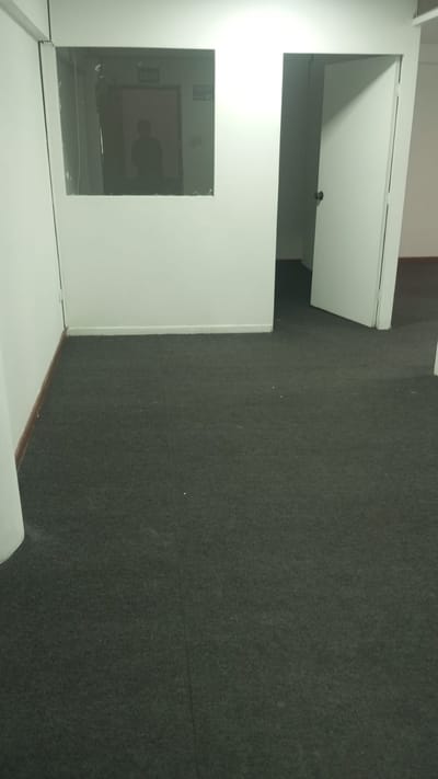 Alquilo Oficina en 5to Piso, No hay ascensor, Area 60 m, con Baño Incorporado
