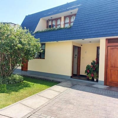 PRECIOSA CASA EN VENTA LOS MANZANOS SAN ISIDRO  A  CDAS LIMA GOLF CLUB