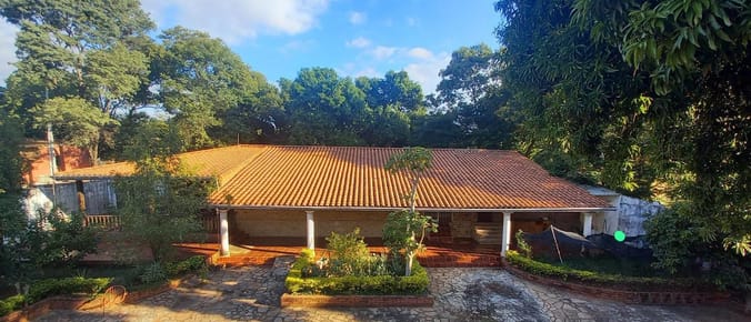 Residencia de 1098 m2 a metros de Cacique Lambare