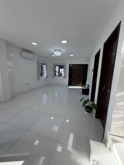 EXCLUSIVA RESIDENCIA EN ESQUINA EN VENTA – BARRIO SAN ROQUE, LAMBARÉ 
