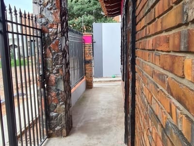 VENDO HERMOSA CASA DE 3 HABITACIONES EN LAMBARE