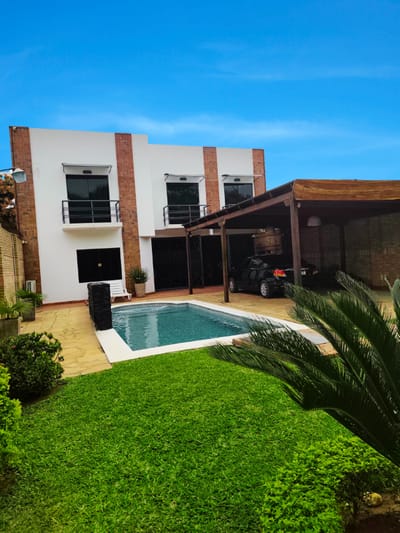 Casa con piscina en Limpio