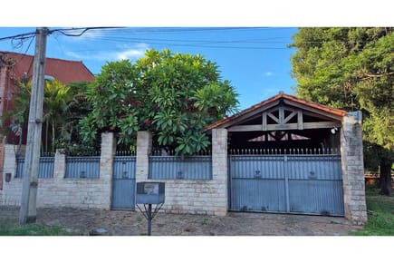 J.A.    Gran Oportunidad en Luque – Amplia Casa Familiar