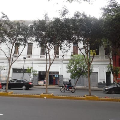 CASA EN EXCELENTE ZONA COMERCIAL – CERCADO DE LIMA