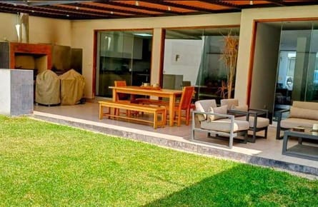 CASA REMODELADA EN MONTERRICO  AREA DE TERRENO  m