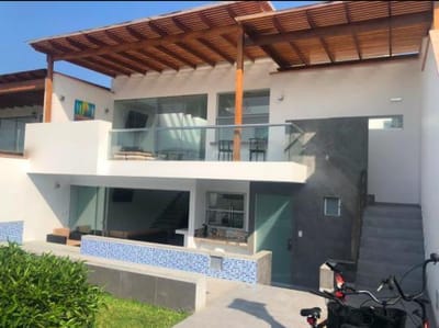Oportunidad de Dos Casas de Playa en Una Con Piscina Propia