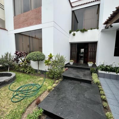 MODERNA CASA EN LAS GARDENIAS