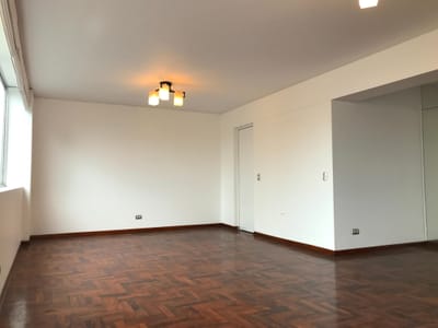 AMPLIO DEPARTAMENTO DE 116M2, 2 DORMITORIOS Y COCHERA EN EL CENTRO DE MIRAFLORES