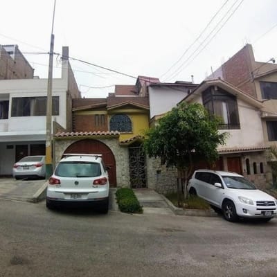 VENDO CASA DE  PISOS URB COLINAS DE LA MOLINA