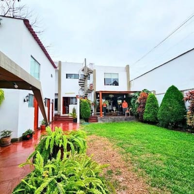 VENDO BELLA CASA URB CHAMA  SURCO