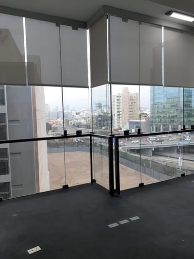 Amplia oficina vista externa en edificio empresarial