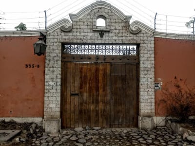 VENDO CASA COMO TERRENO EN AV. GOLF LOS INCAS FRENTE AL COLEGIO RECOLETA