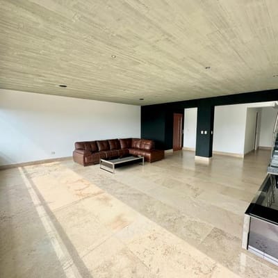 DEPARTAMENTO DUPLEX  DORMITORIOS Y ESTUDIO CON  COCHERAS