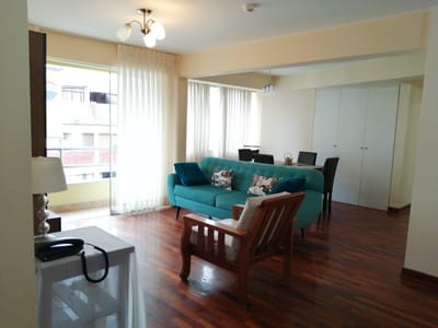 Lindo  y amplio departamento con balcon  y cochera!!! L.M