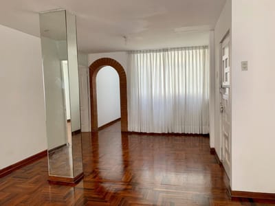 Amplio departamento sin amoblar!!! L.M