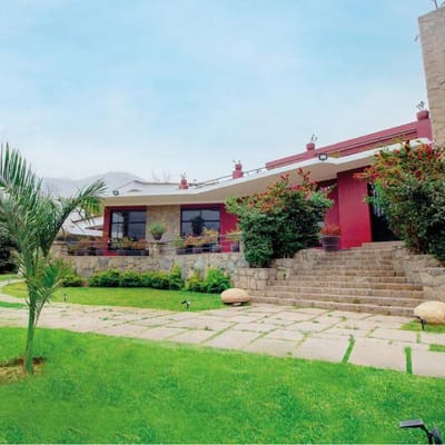 Increble casa de campo rodeada de jardines en Urb La Cantuta