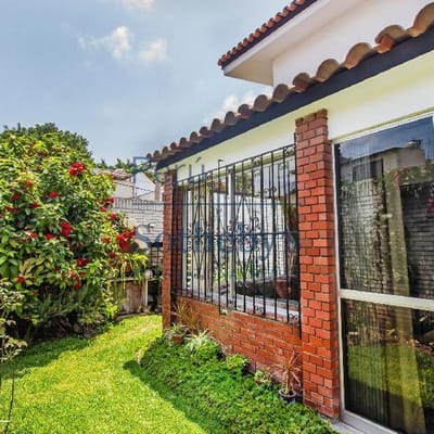 Gran casa en esquina frente a parque en Miraflores