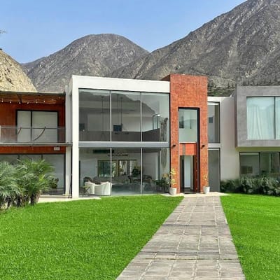 Hermosa casa de dos pisos en Condominio La Quebrada Cieneguilla