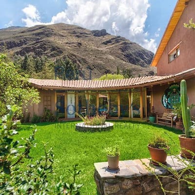 Hermosa casa de dos plantas diseada por el arquitecto Javier Saito