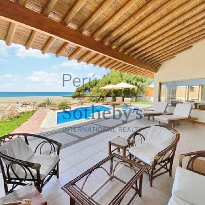 Hermosa y amplia casa en primera lnea con salida directa a la playa