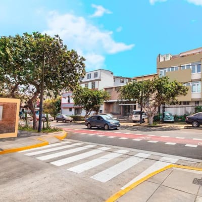 Casa de dos pisos ms azotea en el centro financiero de San Isidro