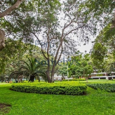 Impresionante Casa de  Dormitorios en Ubicacin Privilegiada Frente al Parque