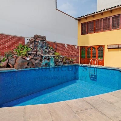CASA en esquina de mts en exclusiva zona de la Urbanizacin Neptuno
