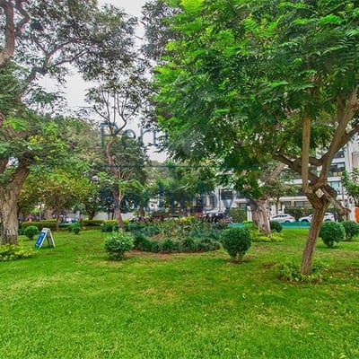 Casa de dos pisos de m como terreno cerca de restaurantes y Av Reducto