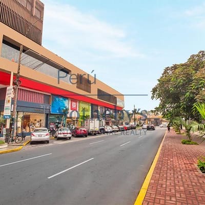 Amplia e iluminada oficina en el Centro Comercial de Chacarilla del Estanque