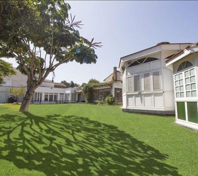 GRAN CASA EN ESQUINA SAN ISIDRO A ESPALDAS DE LA EMBAJADA DE JAPON