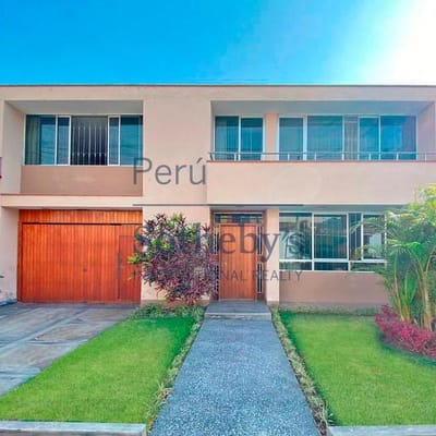 Excelente casa de  pisos y azotea en una zona altamente residencial
