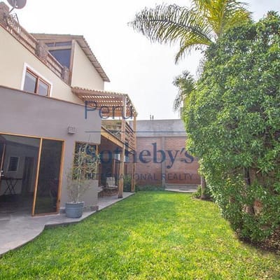 Gran Casa con amplio jardn en Punta Hermosa frente a parque