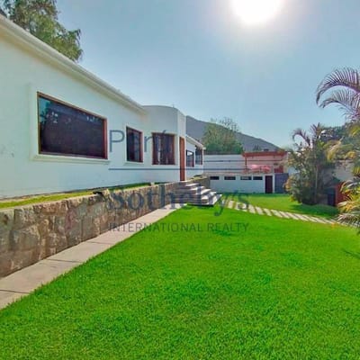 Hermosa casa de campo con amplio jardn delantero