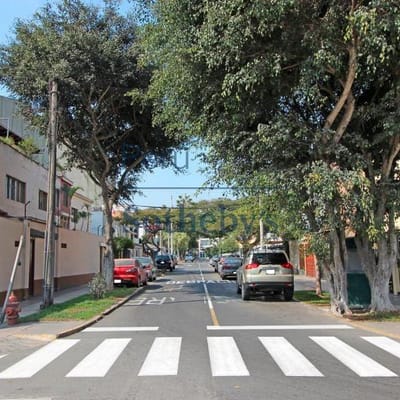 Excelente casa como lote de esquina para  pisos en Miraflores