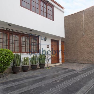 Casa con excelente ubicacin en Urbanizacin Santa Teresa en Chacarilla