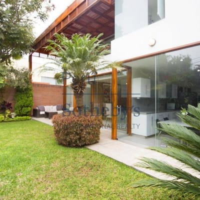 Encantadora y moderna casa como de estreno en calle tranquila