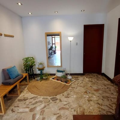 SE VENDE AMPLIA Y BIEN DISTRIBUIDA CASA EN SAN BORJA CERCA A LAS ARTES NORTE