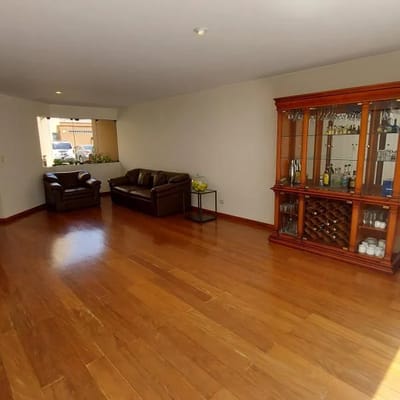 SE VENDE LINDA CASA REMODELADA EN CONDOMINIO EN SURCO