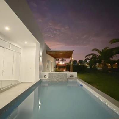 Moderna Casa de Estreno con Piscina Playa Coral Asia