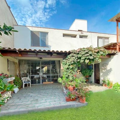 Encantadora casa de  pisos y cerca al Centro Comercial de Chacarilla